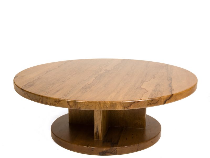 שולחן העשוי עץ אגוז מלא ומהודר