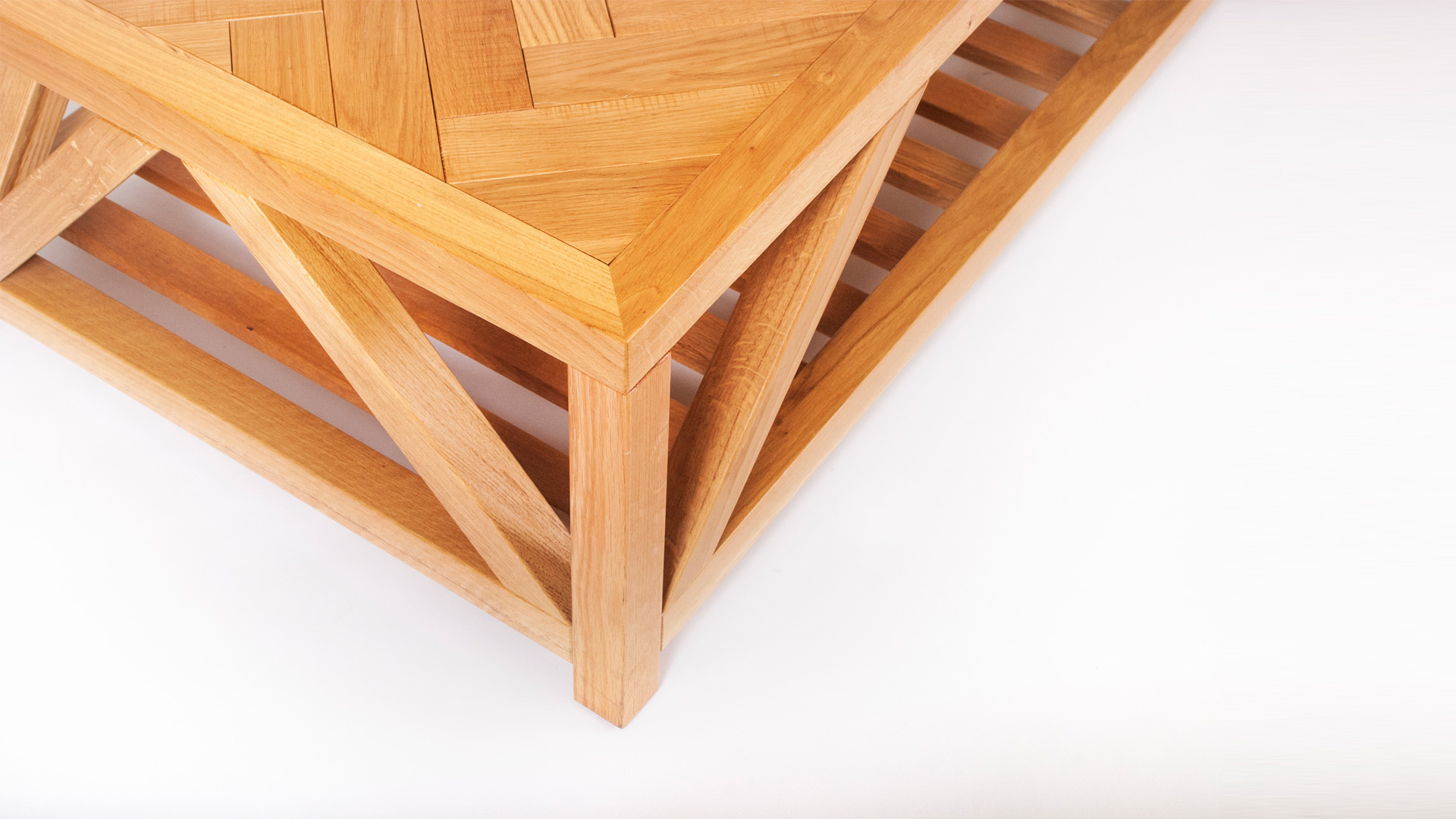 שולחן עץ אלון מלא משלב לוחות עץ בצורת פישבון